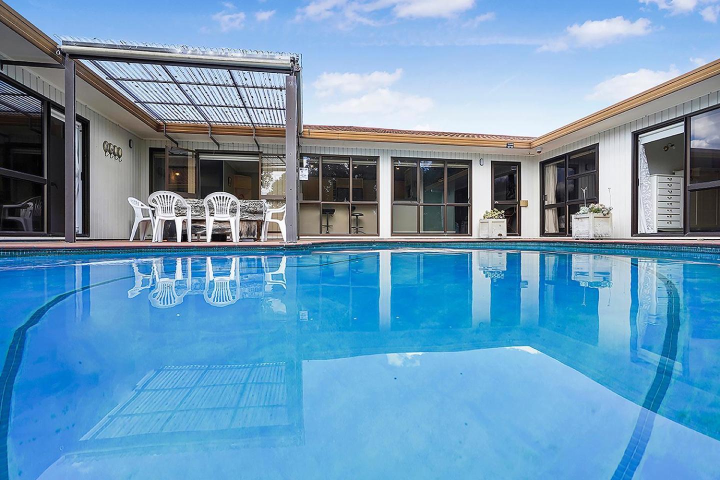 Wow, Spacious Home With A Pool Hamilton Luaran gambar