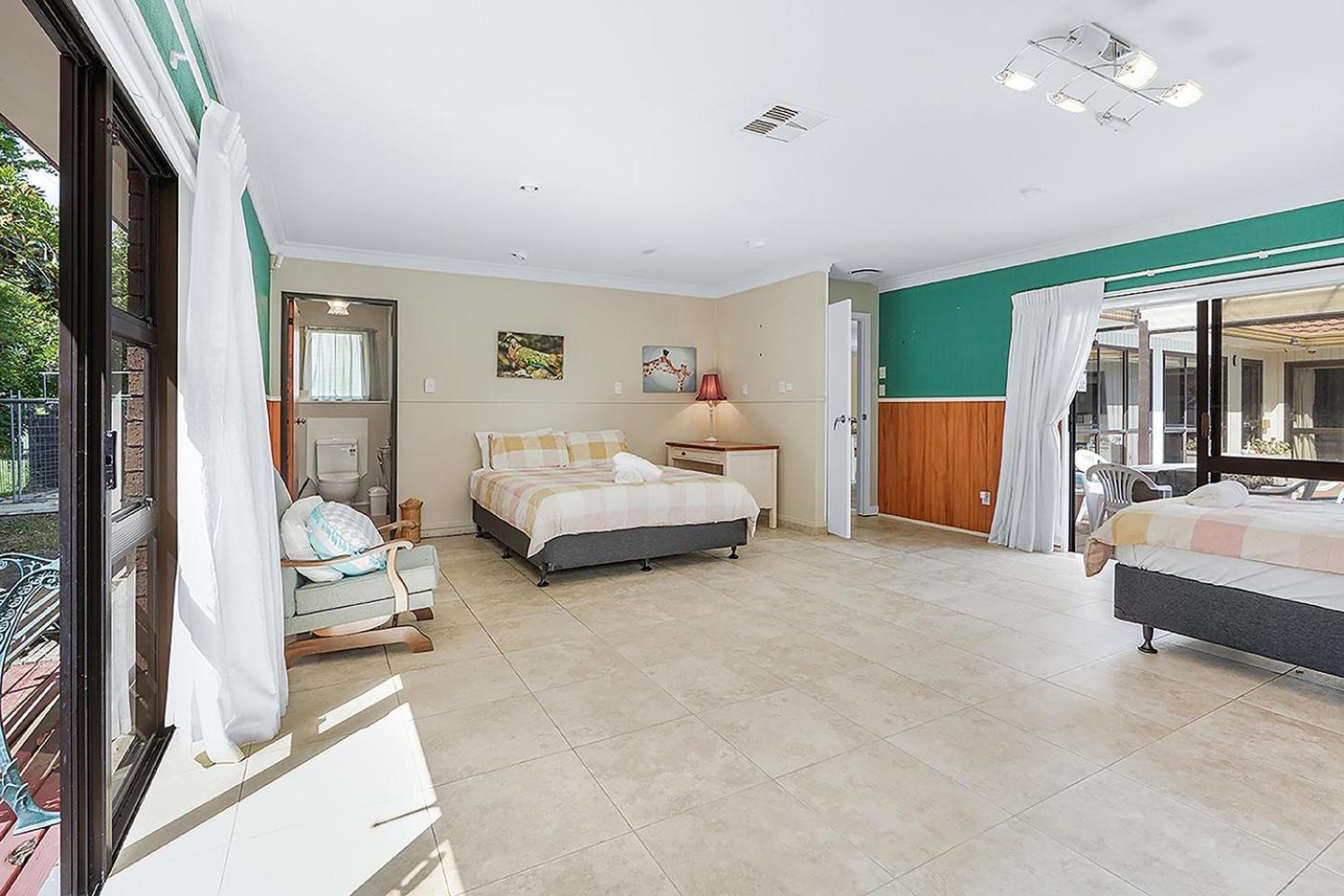 Wow, Spacious Home With A Pool Hamilton Luaran gambar