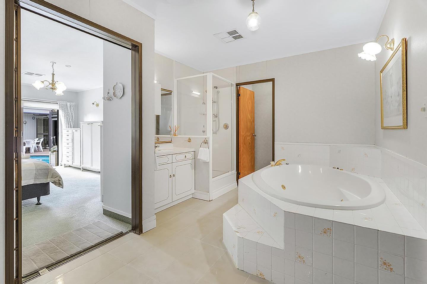 Wow, Spacious Home With A Pool Hamilton Luaran gambar