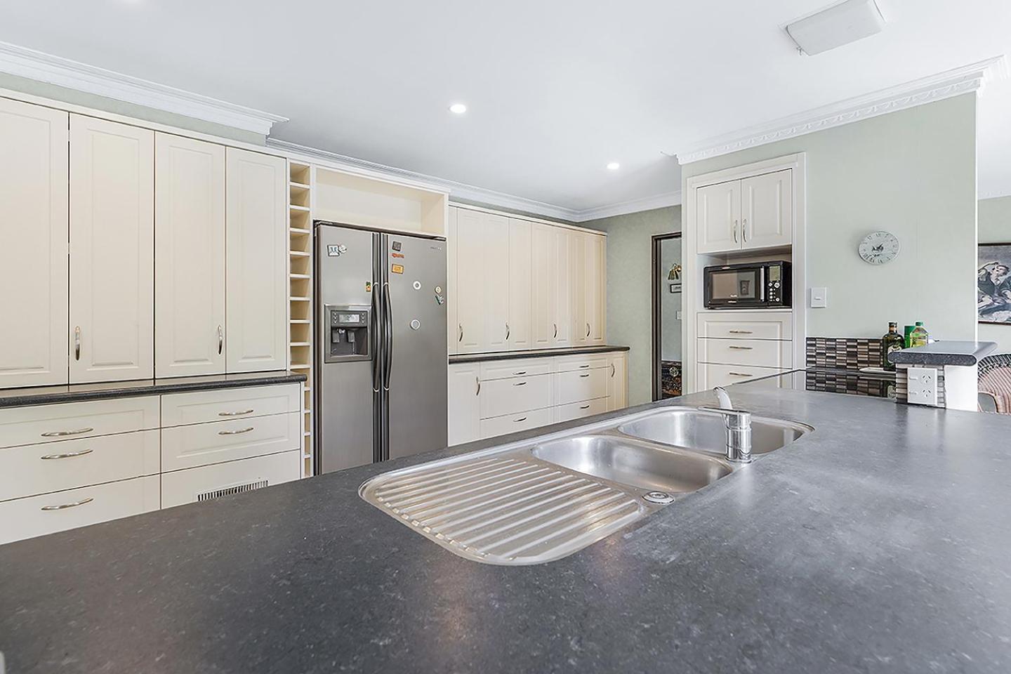 Wow, Spacious Home With A Pool Hamilton Luaran gambar