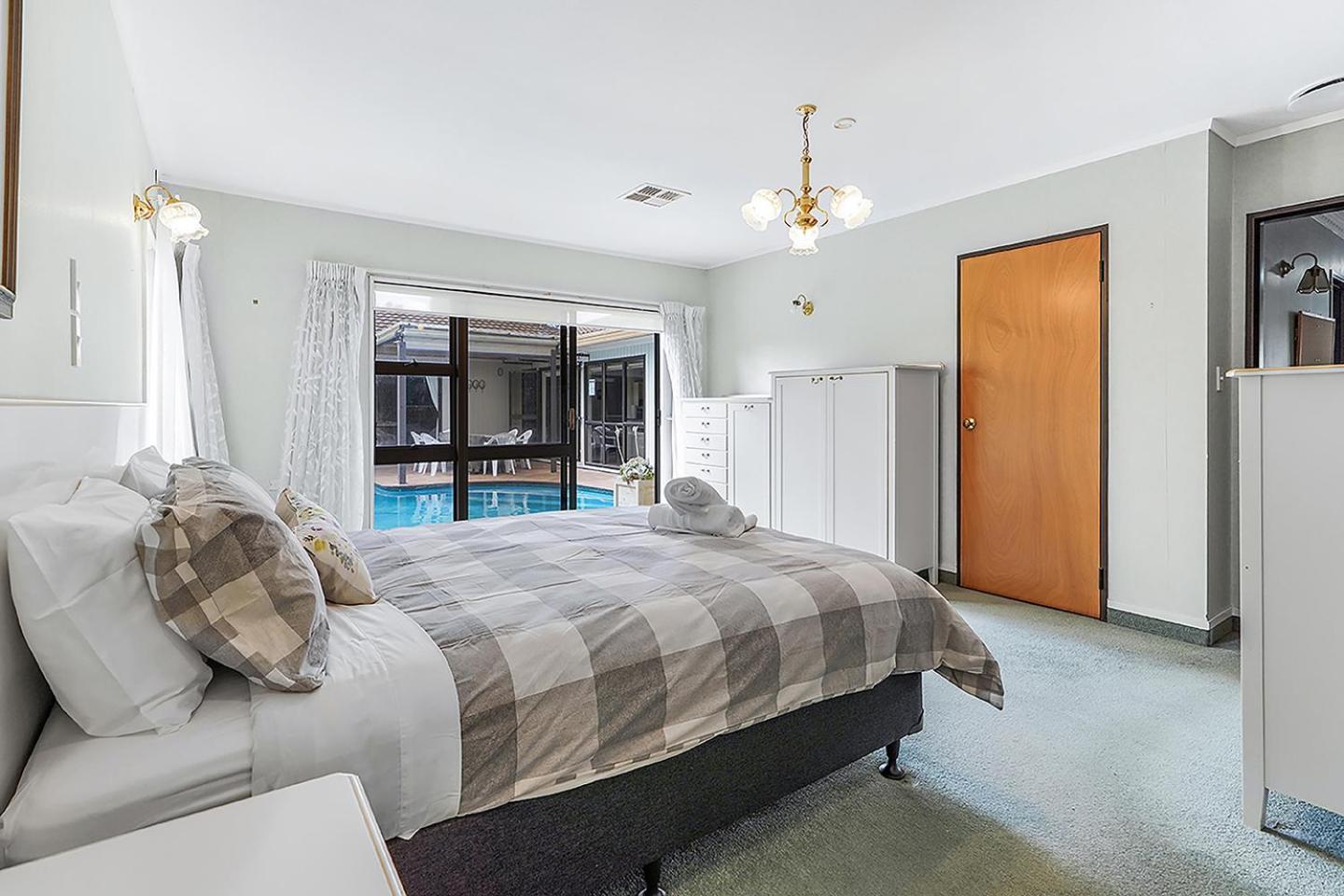 Wow, Spacious Home With A Pool Hamilton Luaran gambar