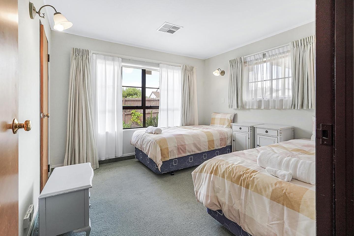 Wow, Spacious Home With A Pool Hamilton Luaran gambar